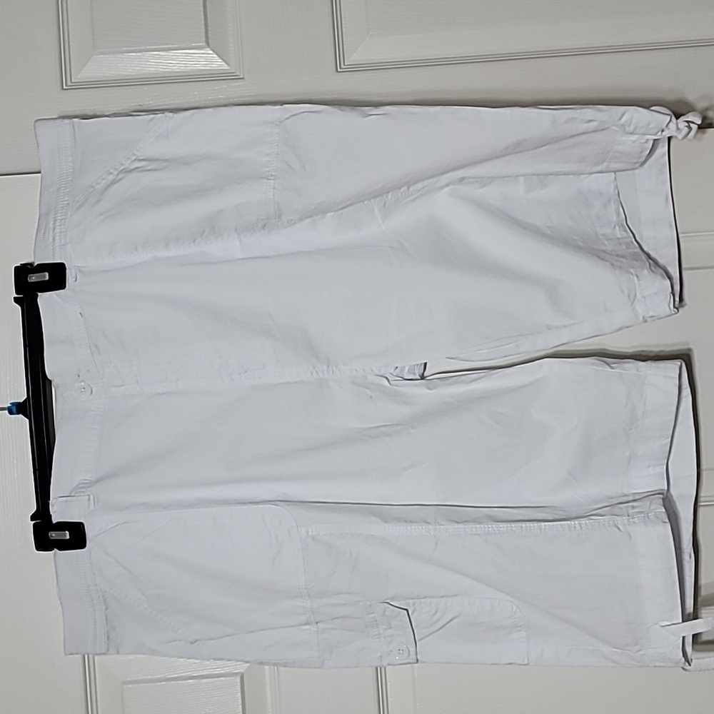 Fresh womens button shorts white size 24W